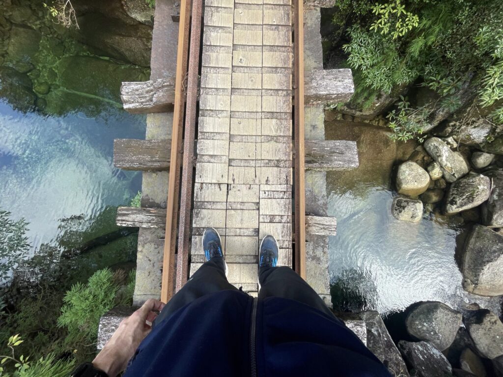 橋に手すりが無い