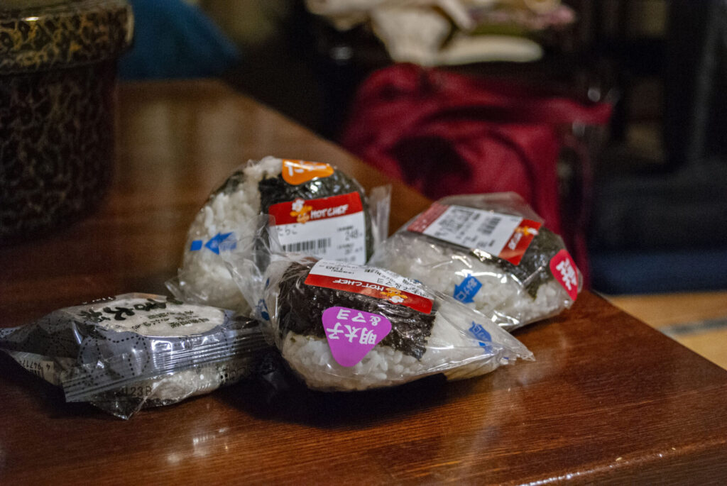 セコマのオニギリ(と、ごま大福)