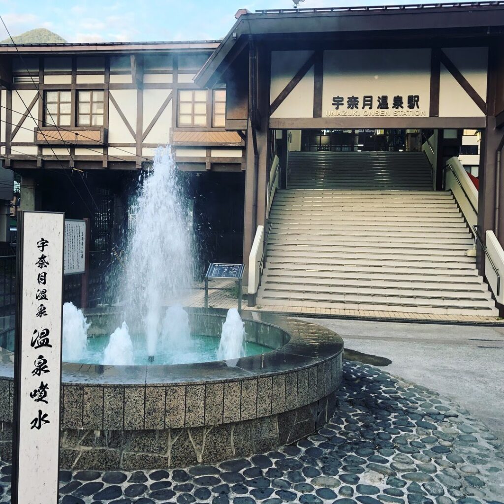 温泉噴水めっちゃ湯気立ってる