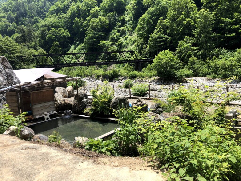完全オープンの秘湯。ヤバい。入るのは止めておいたw