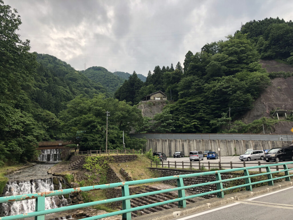 コンビニへ続く道すらこんな感じ。たまらない