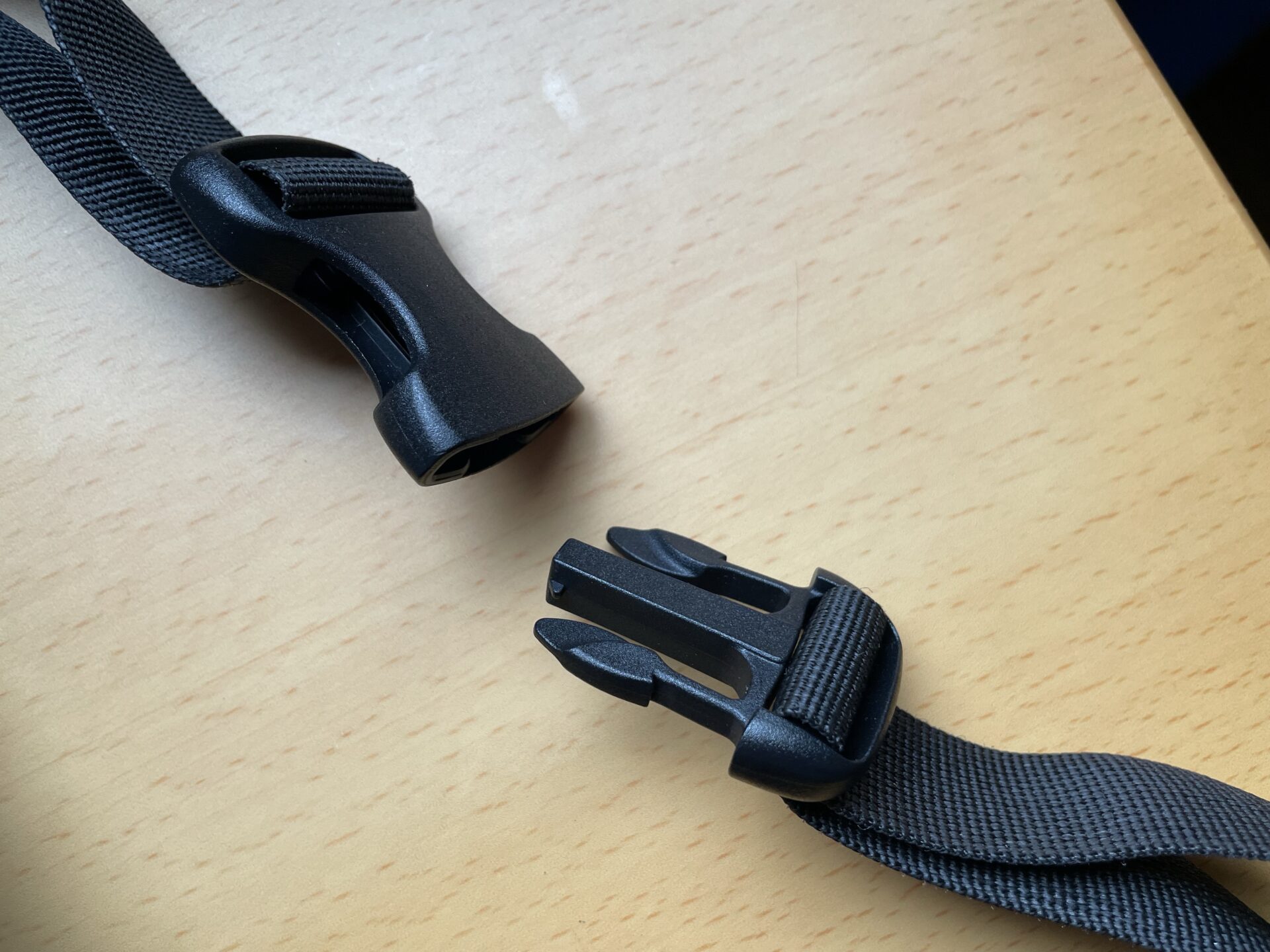 バックルで閉じる