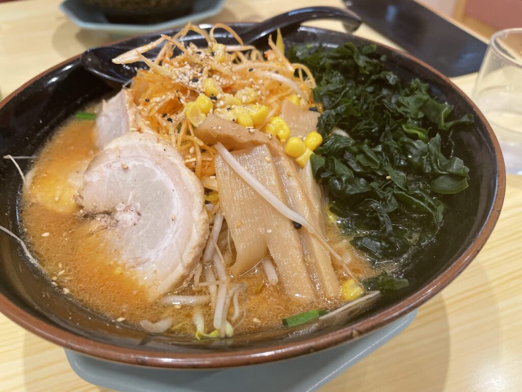 ネギ味噌ラーメン大盛りにワカメトッピング