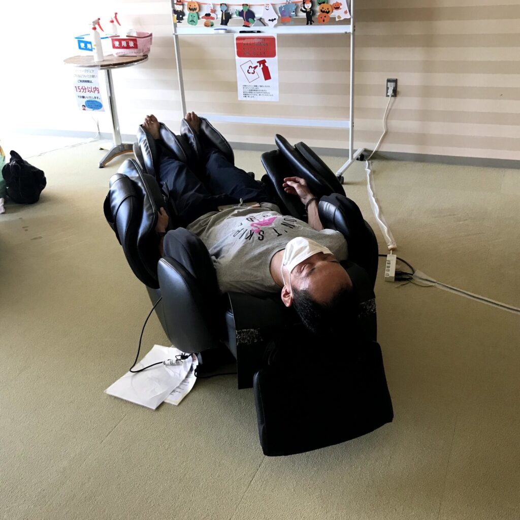 無料でマッサージチェア乗れるよ!このまま寝そうw
