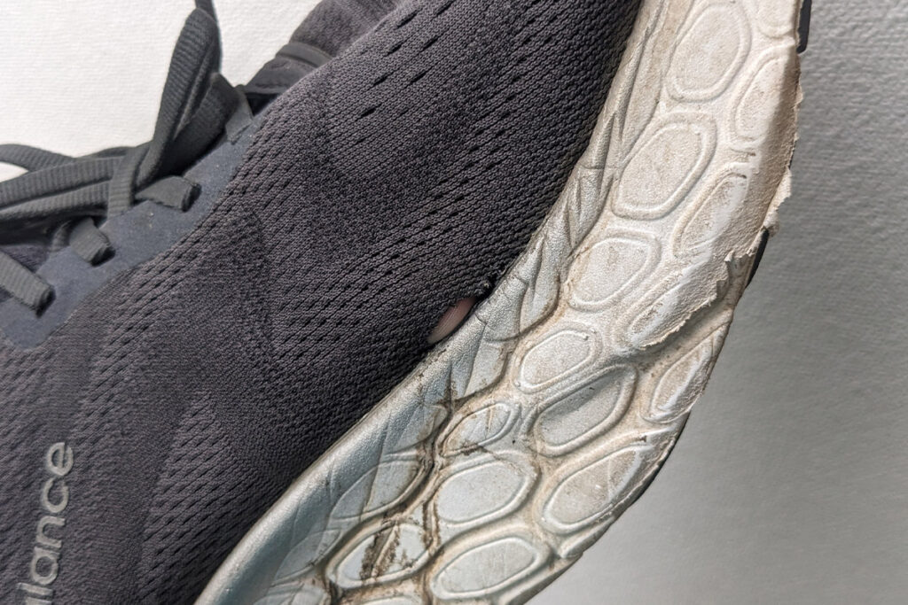 650kmで両足ともアッパー内側に破れ